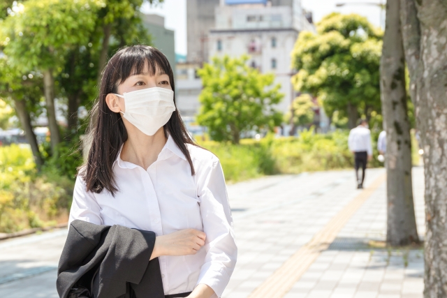 マスクをして出社する女性